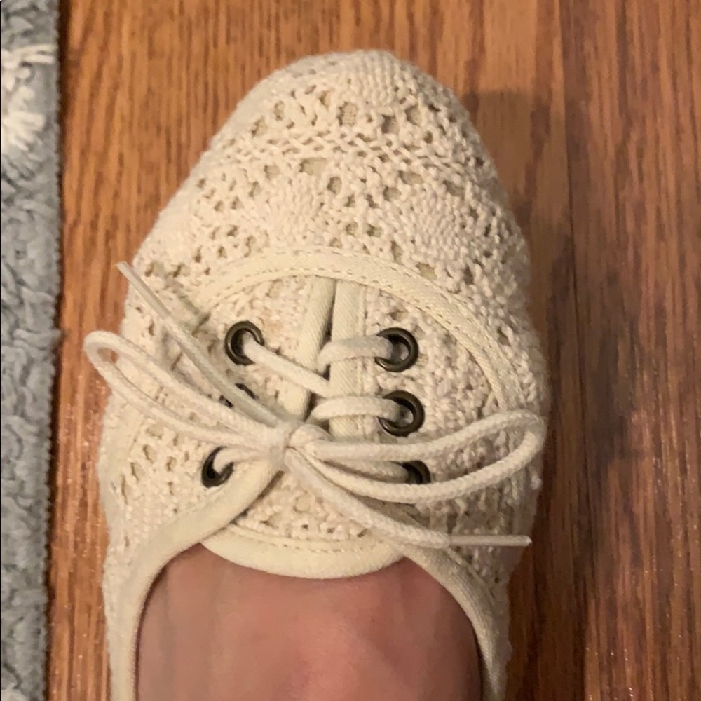 Beige/White croquet flats